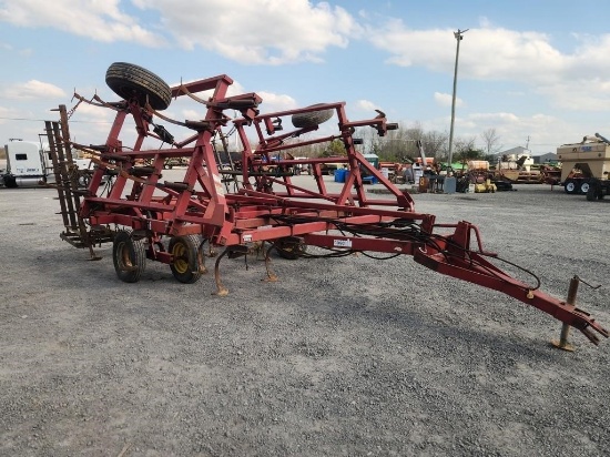 CASE IH 4800 VIBRA SHANK FIELD CULTIVATOR W/ 3 BAR HARROW