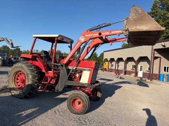 International 786 Tractor W/Loader