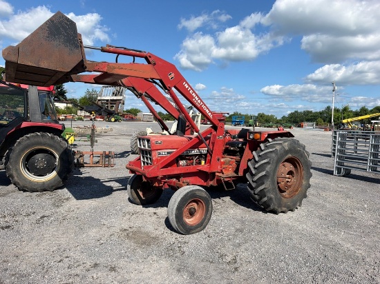 International 784 Tractor W/Loader