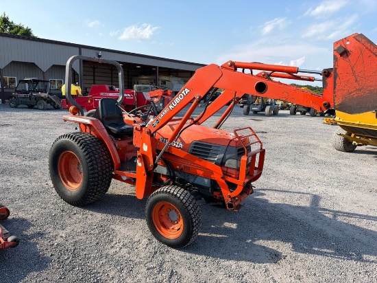 KUBOTA L2900 TRACTOR W/LOADER