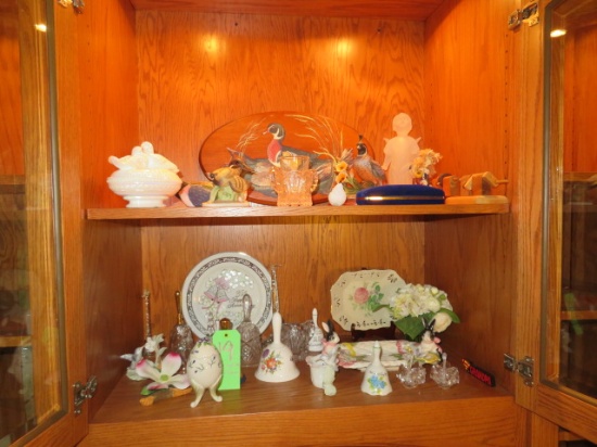 Contents of shelves - home décor