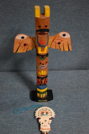 WOODEN TOTEM POLE 10" PLUS A 3" TAOS TRINKET!