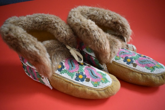 NATIVE AMERICAN LEATHER MOCCASINS BEADED SIZE 7!