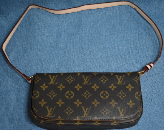 LOUIS VUITTON CLUTCH!