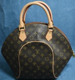 LOUIS VUITTON PURSE!