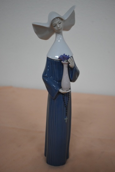 LLADRO " MONJITA BUCARO CON FLORES"