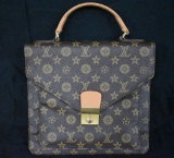 LOUIS VUITTON PURSE!