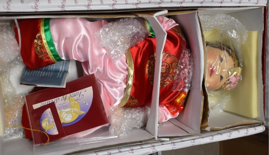 COLECTOR DOLL IN BOX!!
