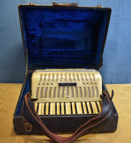 ANTIQUE WURLITZER ACCORDIAN!!