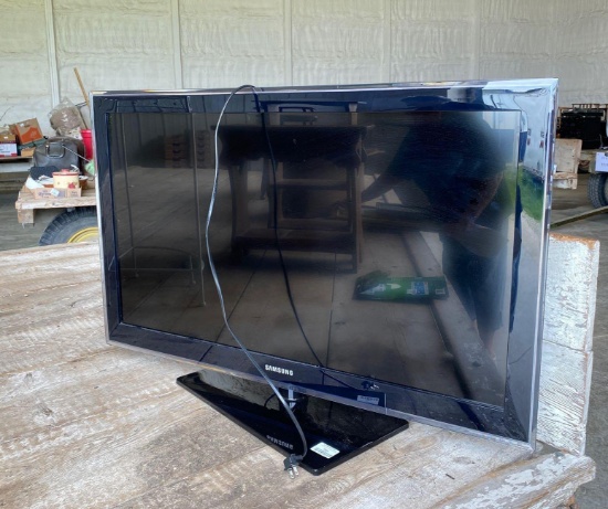 Samsung Flat Screen 48 inch - plugged in and works