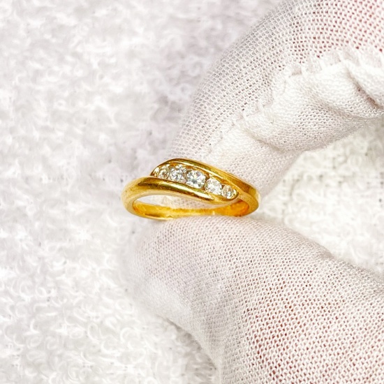 14kt Gold Ring With Diamond Lining, 2.1 DWT