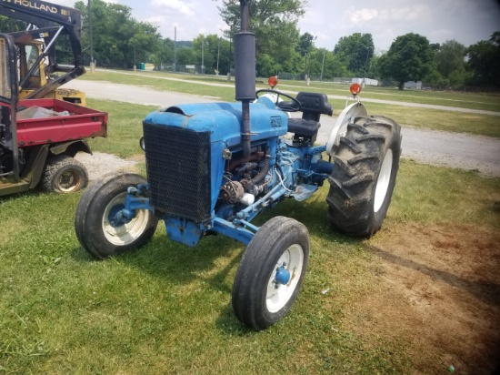 Ford 400 Tractor - Needs Work