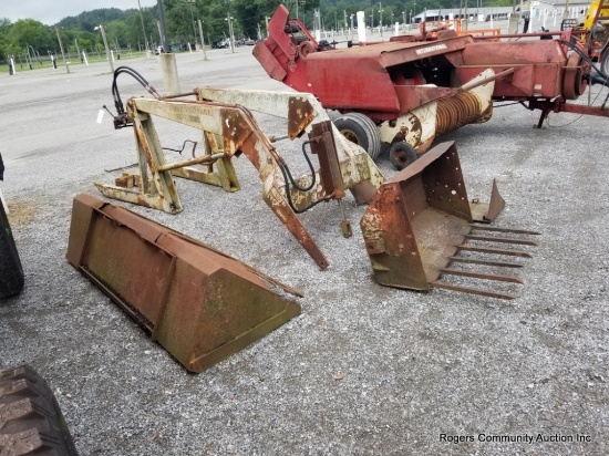 International 1501 Front Loader W/ Extra Bucket