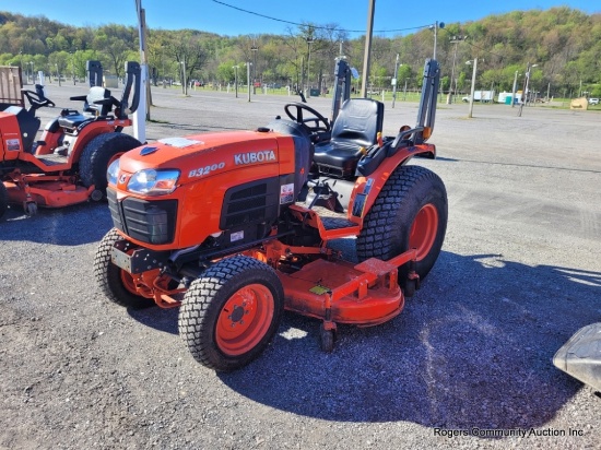 2009 Kubota B3200 Hsd Tractor W/ Belly Mower