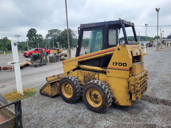 Mustang 1700 Skid Loader