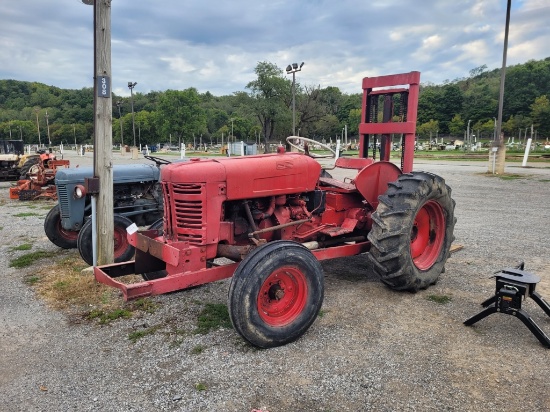 International Utility 350 Tractor- Runs - As Is