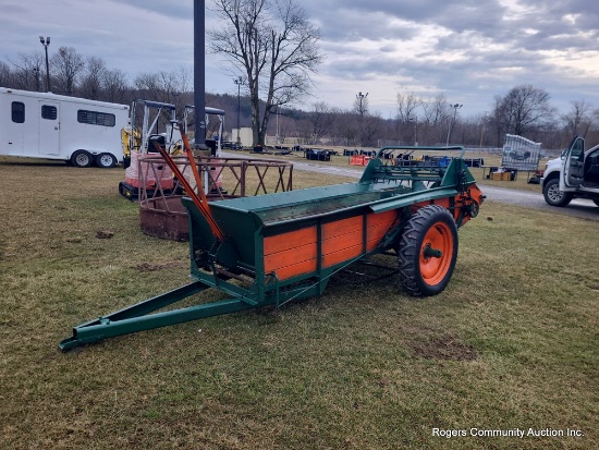 New Idea Ground Drive Manure Soreader