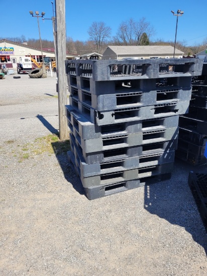 10 Plastic Pallets