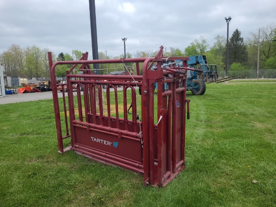 Tarter Squeexe Chute w/ Cattle Master Auto Carch Head Lock