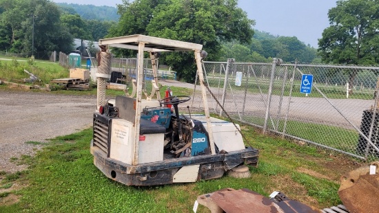 Tennant 280 LP Gas Floor Sweeper