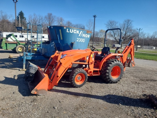 Kubota L3901 Tractor w/ L525 Loader & Backhoe