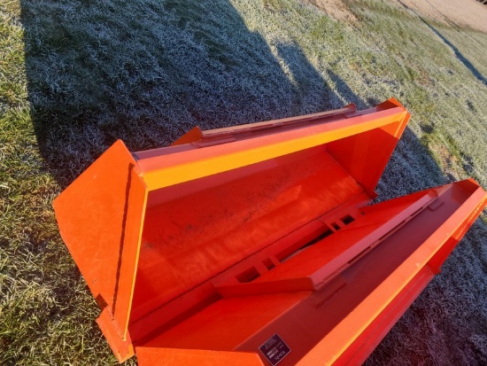 Kubota L2276 71" Quick Attach Bucket - like new