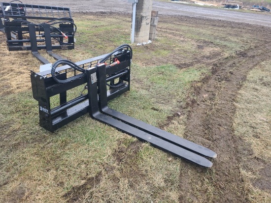 AGT Pallet Forks w/ Hydraulic Adjustment