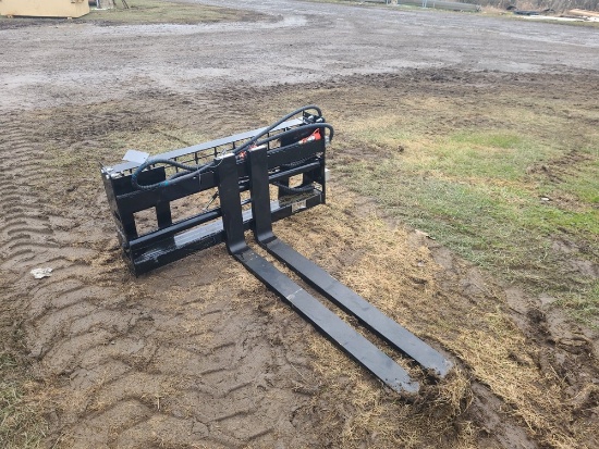 AGT Pallet Forks w/ Hydraulic Adjustment