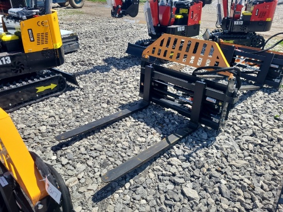 Infront YF380 Mini Skid Loader w/ Bucket