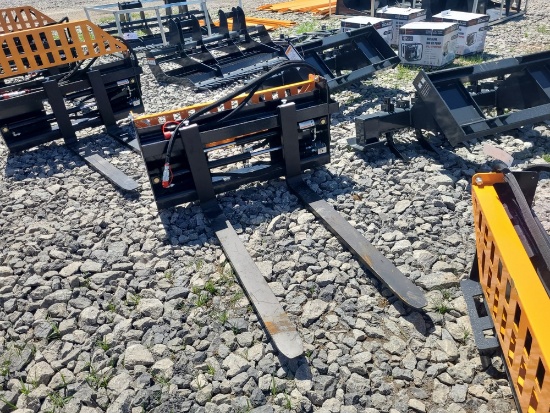 Infront YF380 Mini Skid Loader w/ Bucket