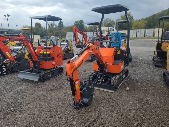 AGT L12R Mini Excavator w/ Thumb & Blade