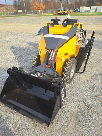 Infront YF480 skid loader w/ 4-in-1 bucket and roof