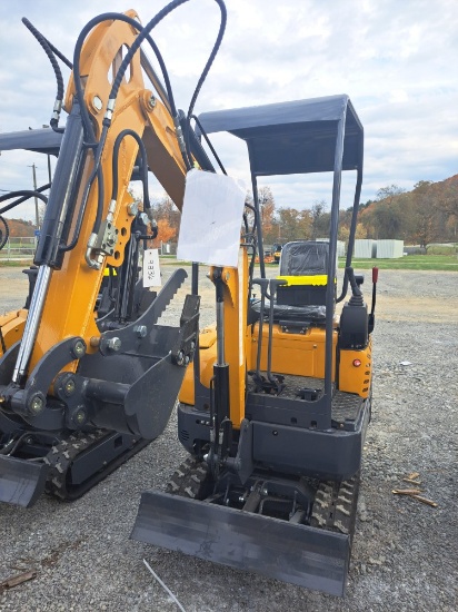 Infront YFE15 Mini excavator w/ hydrolic thumb and cab roof