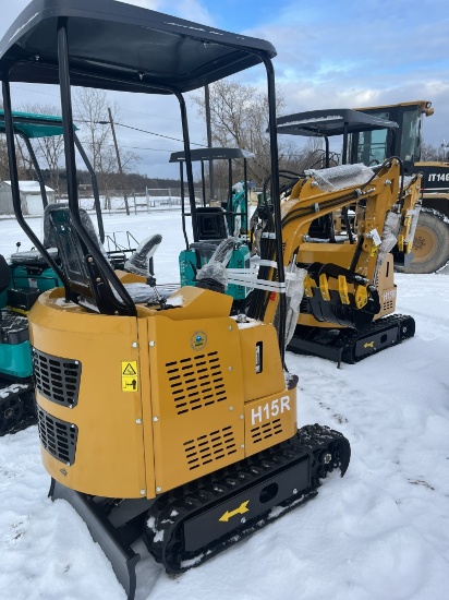 AGT H15R Mini Excavator w/ blade and Thumb