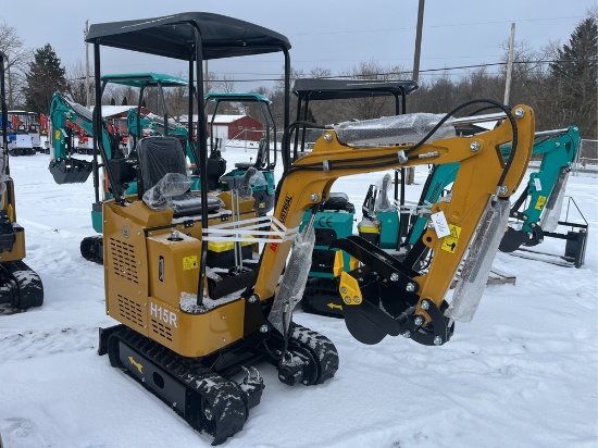 AGT H15R Mini Excavator w/ blade and Thumb