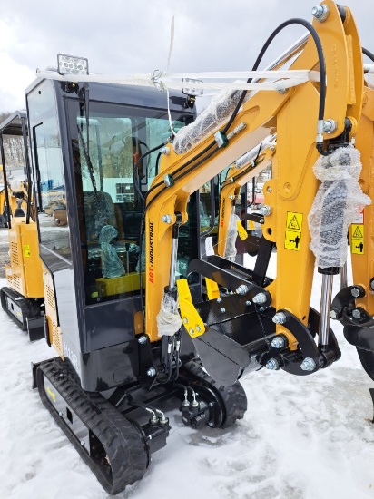 AGT H13R Mini Excavator w/ Full Cab, Blade and thumb