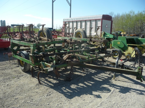 JD 1010 field cultivator