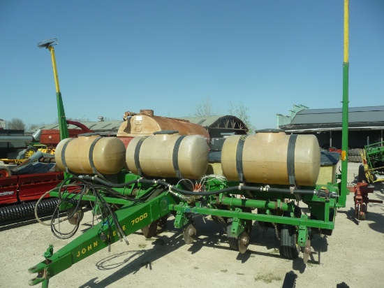 JD 7000 6RN corn planter