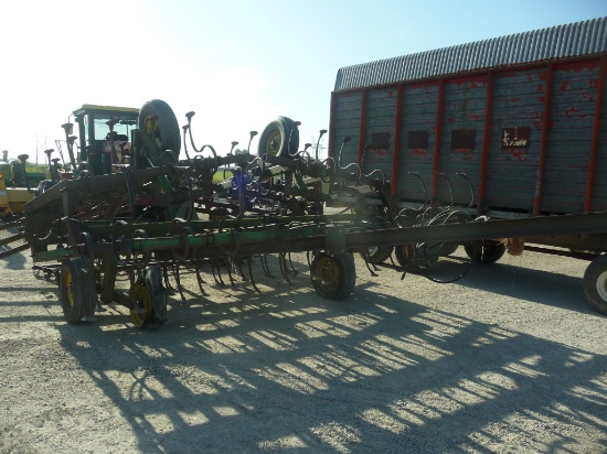 JD 940 field cultivator