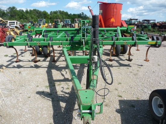 JD 980 field cultivator