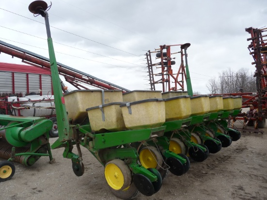 JD 7000 6RN corn planter