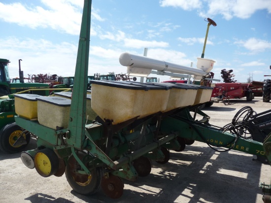 JD 7000 6RN corn planter