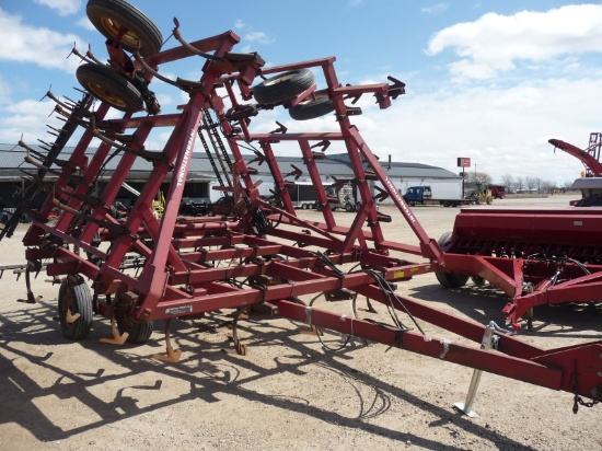 IH 4600 28' field cultivator