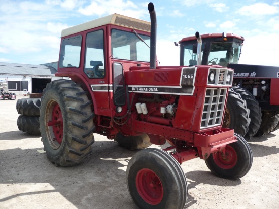 '76 IH 1066 blackstripe