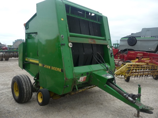 JD 535 round baler