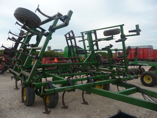 JD 960 field cultivator