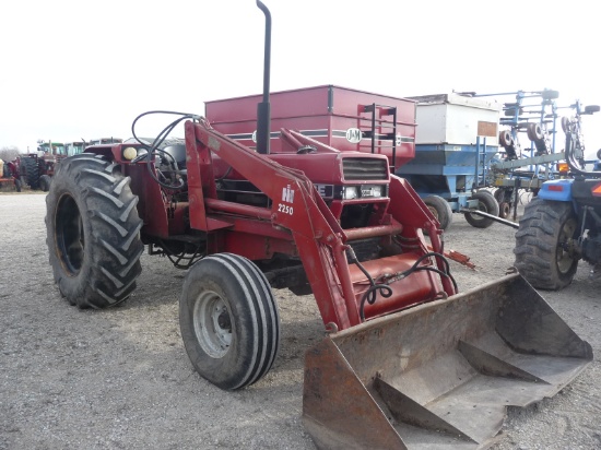 Case 885 w/IH 2250 QA loader