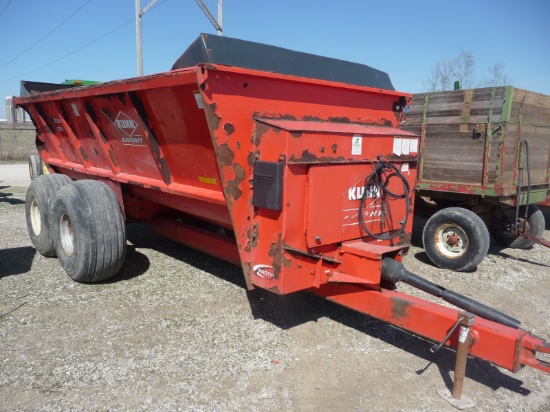 Kuhn Knight 8124 spreader