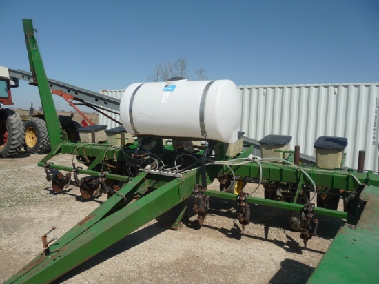 JD 7000 8RN planter