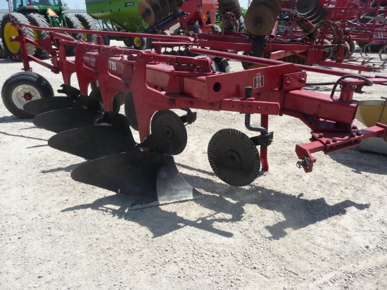 IH 720 4x plow